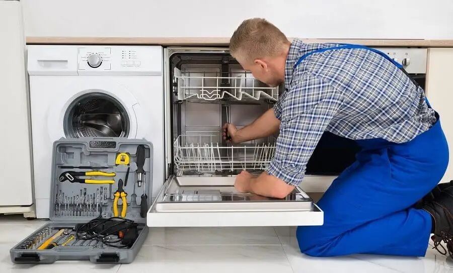 Kaynaşlı Warmhaus servisi teknisyen ekibi beyaz eşya tamiri yaparken